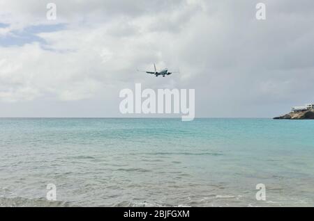 Saint MARTIN, NIEDERLÄNDISCHE ANTILLEN -8. FEBRUAR 2020 - Ein Flugzeug von United Airlines (UA), das am Maho Beach bei der Princess Juliana International über Wasser landet Stockfoto