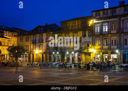 Nachtleben in Straßencafés am zentralen Platz in der malerischen Stadt Guimares im Norden Portugals Stockfoto