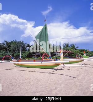 Jukung Ausleger Segelboote auf Sanur Beach, Sanur, Bali, Republik Indonesien Stockfoto