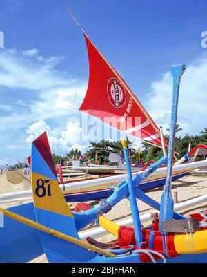 Jukung Ausleger Segelboote auf Sanur Beach, Sanur, Bali, Indonesien Stockfoto