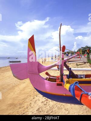 Jukung Ausleger Segelboote auf Sanur Beach, Sanur, Bali, Indonesien Stockfoto