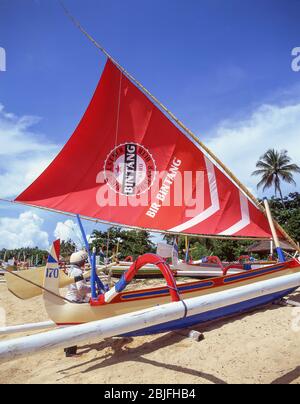 Jukung Ausleger Segelboote auf Sanur Beach, Sanur, Bali, Indonesien Stockfoto