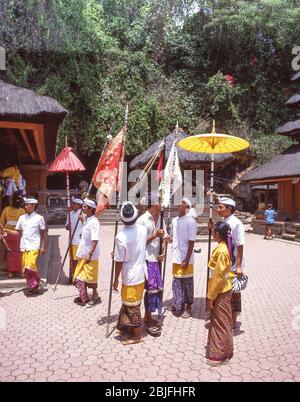 Prozession im Hindu-Tempel der Fledermäuse, Pura Goa Lawah, Pesinggahan, Bali, Republik Indonesien Stockfoto