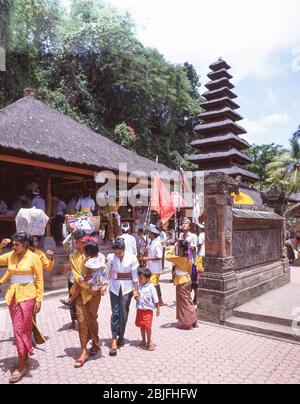 Prozession im Hindu-Tempel der Fledermäuse, Pura Goa Lawah, Pesinggahan, Bali, Republik Indonesien Stockfoto