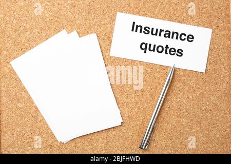 Karte mit Text VERSICHERUNG ZITATE, Notizen und Stift auf Kork Hintergrund Stockfoto
