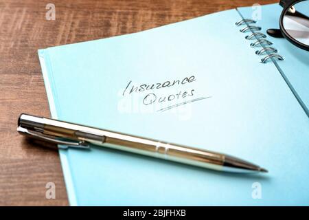 Text VERSICHERUNG ZITATE in Notizbuch auf Holzhintergrund geschrieben Stockfoto