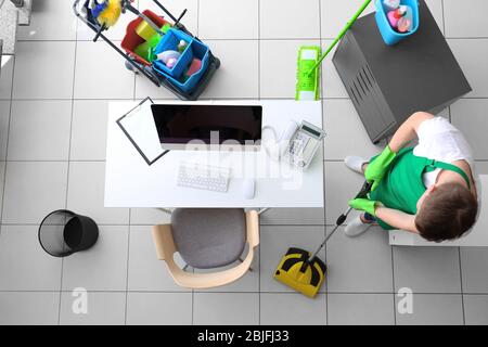 Reinigung Der Tastatur Des Computers Mit Einem Pinsel In Schwarz Weiss Stockfotografie Alamy