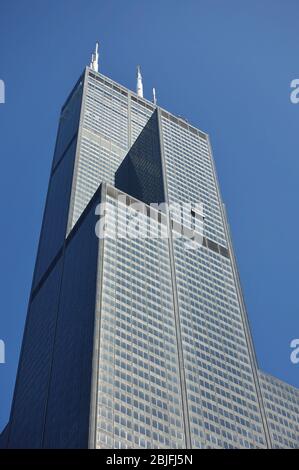 CHICAGO, IL -25 MÄRZ 2020- Tagesansicht des Willis Tower (früher Sears Tower genannt), dem höchsten Gebäude in Chicago. Der größte Mieter ist der Headq Stockfoto