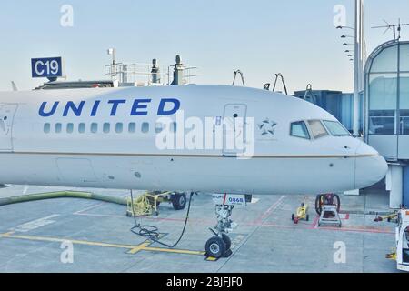CHICAGO, IL -26 APR 2020- Ansicht eines Flugzeugs von United Airlines (UA) am Chicago O'Hare International Airport (ORD). Stockfoto