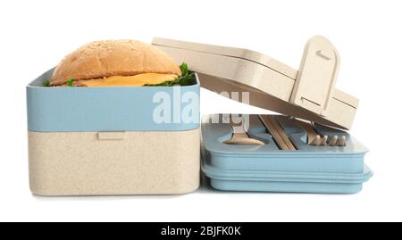 Offene Lunchbox mit Hamburger auf weißem Hintergrund Stockfoto