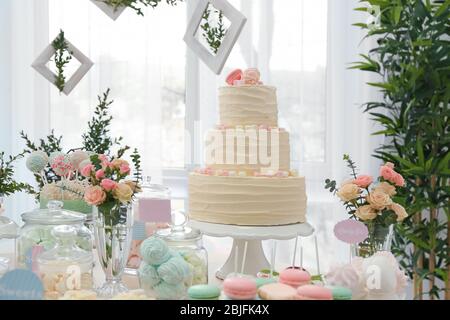 Tabelle mit Süßigkeiten für die Party vorbereitet Stockfoto