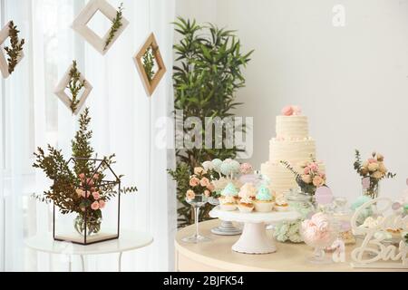 Tabelle mit Süßigkeiten für die Party vorbereitet Stockfoto