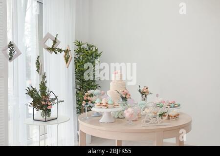 Tabelle mit Süßigkeiten für die Party vorbereitet Stockfoto