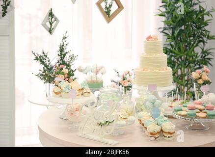 Tabelle mit Süßigkeiten für die Party vorbereitet Stockfoto