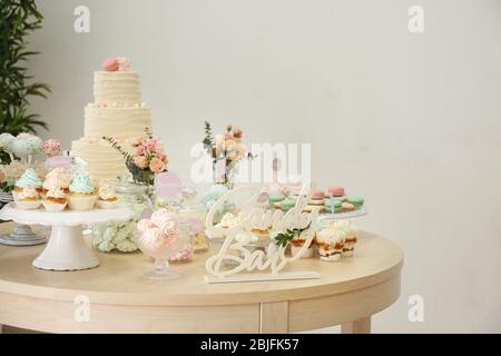 Tabelle mit Süßigkeiten für die Party vorbereitet Stockfoto