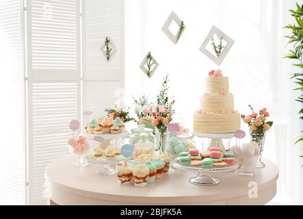 Tabelle mit Süßigkeiten für die Party vorbereitet Stockfoto