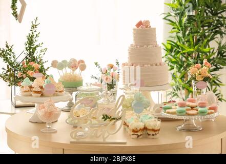 Tabelle mit Süßigkeiten für die Party vorbereitet Stockfoto
