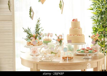 Tabelle mit Süßigkeiten für die Party vorbereitet Stockfoto