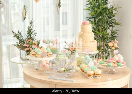 Tabelle mit Süßigkeiten für die Party vorbereitet Stockfoto