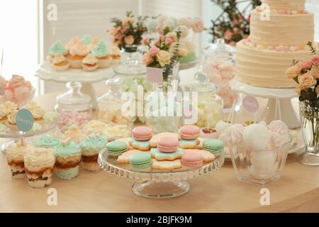 Tabelle mit Süßigkeiten für die Party vorbereitet Stockfoto