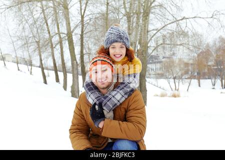 Schönes Paar im Winterpark Stockfoto