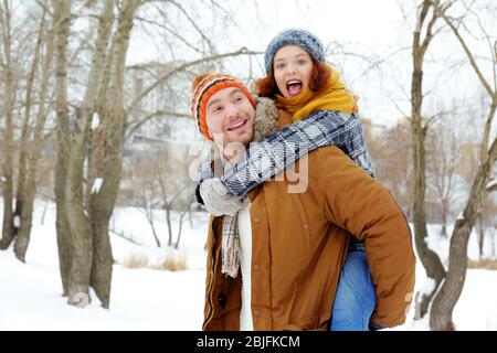 Schönes Paar im Winterpark Stockfoto