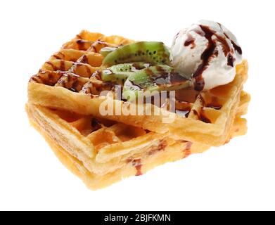Leckere Waffeln mit köstlichem Obst, Eis und Sirup auf weißem Hintergrund Stockfoto