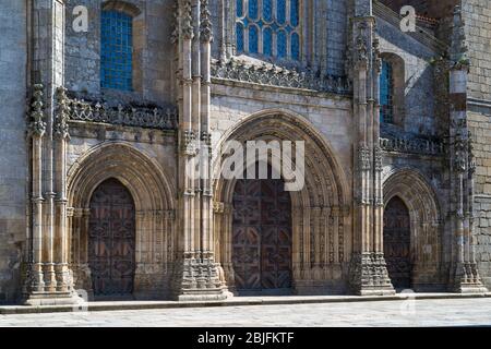 Bogeneingang der südgotischen Kathedrale aus dem 12. Jahrhundert in Lamego, Portugal Stockfoto