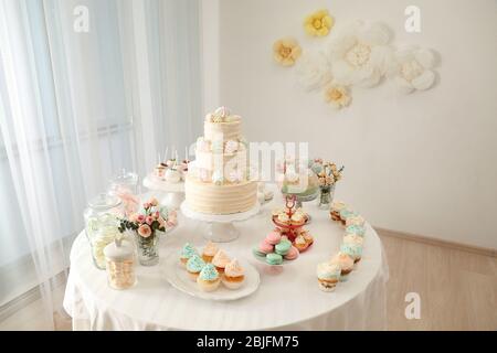 Tabelle mit Süßigkeiten für die Party vorbereitet Stockfoto