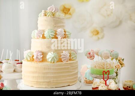 Tabelle mit Süßigkeiten für die Party vorbereitet Stockfoto