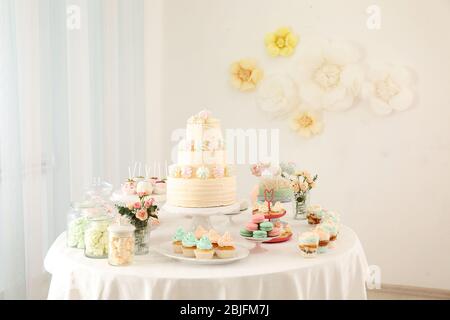 Tabelle mit Süßigkeiten für die Party vorbereitet Stockfoto