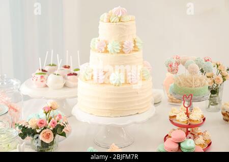 Tabelle mit Süßigkeiten für die Party vorbereitet Stockfoto