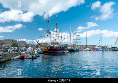 St Malo, Bretagne, Frankreich - 01. November 2014: Hafen Blick auf Schiffe in der ummauerten Stadt Saint-Malo mittelalterliche Piratenfestung. Stockfoto
