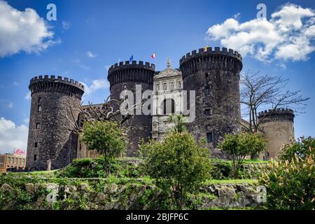 Castel Nuovo, eine mittelalterliche Burg aus dem Jahr 1282 und 1479 wieder aufgebaut, liegt im Herzen von Neapel Italien an der Piazza Municipio. Stockfoto