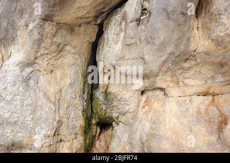 Spalt im großen Felsen, Nahaufnahme Stockfoto