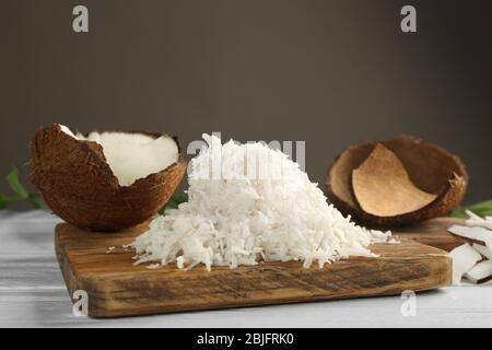 Haufen Kokosflocken auf Holzbrett Stockfoto