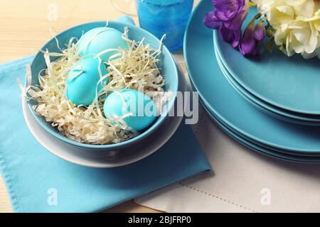 Schöne Ostertisch-Einstellung mit blauen Platten Stockfoto