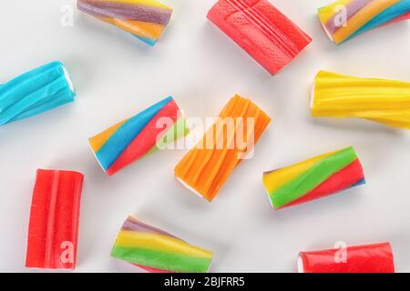 Leckere gelee Bonbons auf weißem Hintergrund Stockfoto