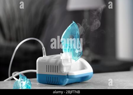 Verdichtervernebler mit Maske auf dem Tisch Stockfoto