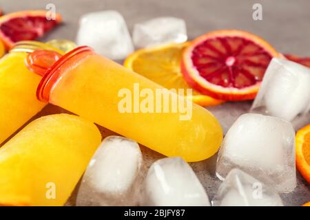 Leckere Eiswürfel und Zitrusscheiben, Nahaufnahme Stockfoto