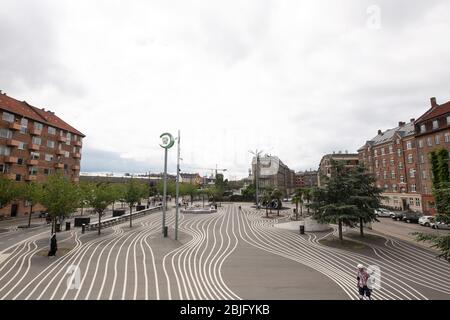 Weitwinkelaufnahme des modernen Skate- und Bikeparks und der umliegenden Gebäude in Superkilen im Nørrebro-Viertel von Kopenhagen, Dänemark. Stockfoto