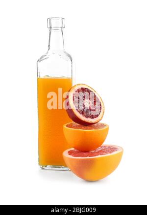 Schöne Komposition mit Zitrusfrüchten und Saft auf weißem Hintergrund Stockfoto