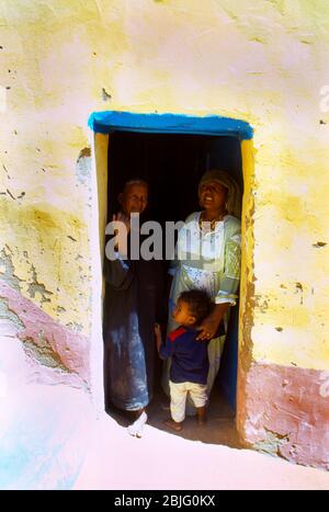 Assuan Ägypten Nubian Village West Bank Familie im Doorway of Home Stockfoto