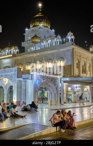 Neu Delhi / Indien - 16. September 2019: Nachtansicht von Sri Bangla Sahib Gurudwara, einem der wichtigsten Sikh-Tempel in Neu Delhi, Indien Stockfoto