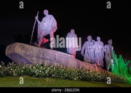 Neu Delhi / Indien - 16. September 2019: Dandi March Statue beleuchtet in der Nacht, zum Gedenken an den Salzmarsch von 1930, mit Gandhi und seine Anhänger i Stockfoto