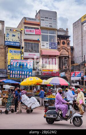 Neu Delhi / Indien - 19. September 2019: Chandni Chowk, geschäftiges Einkaufsviertel in Alt-Delhi mit Basaren und bunten Gassen