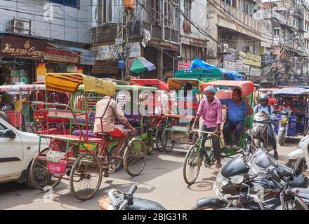 Neu Delhi / Indien - 19. September 2019: Verkehrsstau in Chandni Chowk, einem belebten Einkaufsviertel in Alt Delhi mit Basaren und bunten schmalen Strähnchen