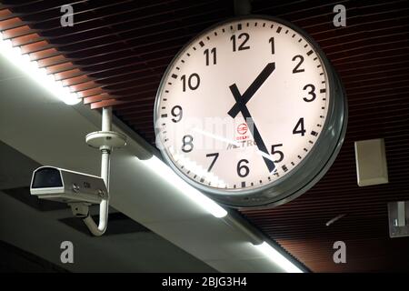 Neu Delhi / Indien - 19. September 2019: Uhr und eine Sicherheitskamera an Delhi Metro U-Bahn-Station Plattform Stockfoto