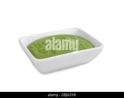 Schüssel mit köstlichen Wasabi-Sauce auf weiß isoliert Stockfoto