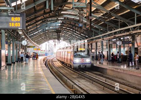 Neu Delhi / Indien - 19. September 2019: Zug kommt an der U-Bahn-Station von Delhi Metro-System Stockfoto